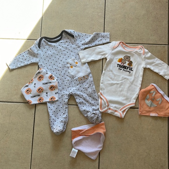 5 piece Halloween Thanksgiving one piece 3 Halloween pumpkin bibs and a onesie - Picture 5 of 14